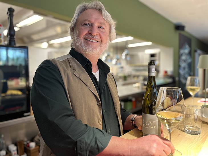 Wein liegt  Kosta sehr am Herzen  (©Foto.Martin Schmitz)